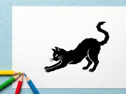 Gato negro estirándose juguetón sobre fondo blanco