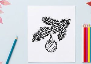 Hiasan Natal buatan tangan tergantung dari ranting pinus dengan pola garis-garis meriah