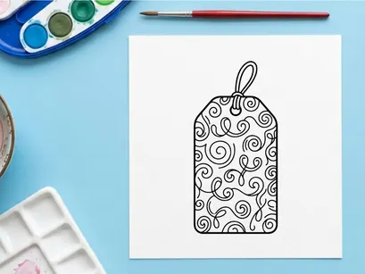 Mesa de comedor festiva vacía con decoraciones navideñas