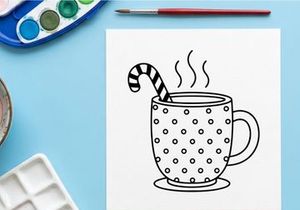 Heißer Pfefferminz-Kakao in weihnachtlicher Tasse mit Zuckerstangen-Rührstab dampfend am Weihnachtsmorgen