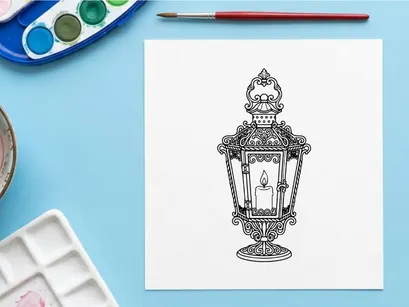 Farol vintage con trabajos en metal ornamentados y vela. Lámpara decorativa antigua con diseño de filigrana intrincada e iluminación cálida.