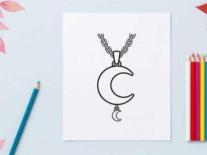 Colar pingente com símbolo de direitos autorais em corrente prateada. Joia minimalista de proteção legal para criadores e profissionais.