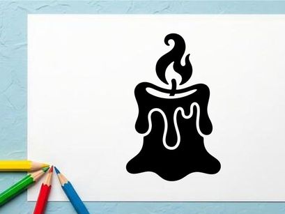 Schwarze Kerze mit tropfendem Wachs und Flamme für Halloween oder gruselige Deko