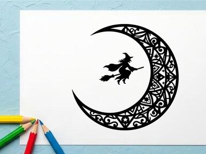 Silhouette einer Hexe, die auf einem Besen gegen einen dekorativen Halbmond fliegt