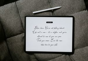 Dohemika | Handwritten Script