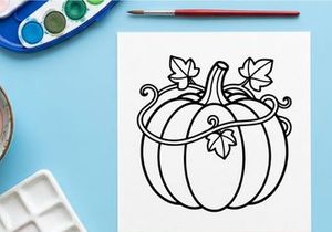 Süßes Kürbis mit Ranken und Blättern für Herbstdekoration. Symbol für Herbsternte, saisonale Dekoration, festlicher Mittelpunkt.