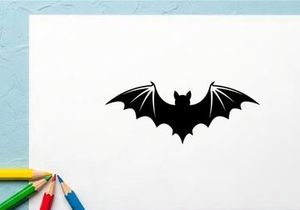 Silhouette eines fliegenden Fledermaus mit ausgebreiteten Flügeln