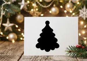 Silueta minimalista de árbol de Navidad negro aislado sobre fondo blanco.
