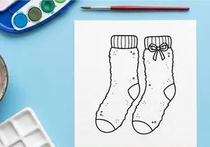 Kaos kaus Natal bergambar tangan dengan hiasan pita hadiah terisolasi di latar belakang putih