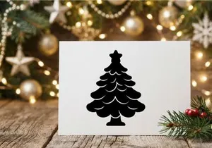 Siluet hitam pohon Natal dengan hiasan puncak bintang terisolasi di latar belakang putih