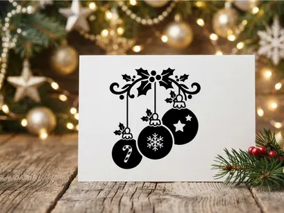 Decoración de ornamentos navideños con acebo y esferas colgantes