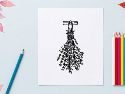 Handgefertigter Halloween-Hexenbesen-Dekorationsartikel mit getrocknetem Gras und Blumen. Rustikales Herbstzauber-Requsiten für saisonale Wohnraumdekoration und Party-Styling.