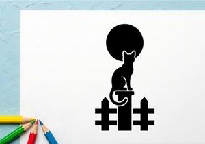 Silhouette einer sitzenden Katze auf einem Zaun mit Vollmond am Nachthimmel