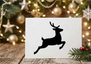 Silueta negra de un reno saltando aislado sobre fondo blanco para diseño navideño.