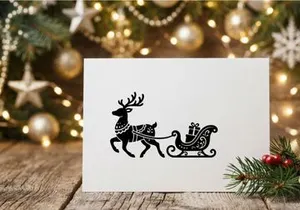 Icono de silueta de reno arrastrando un trineo con regalos sobre fondo blanco