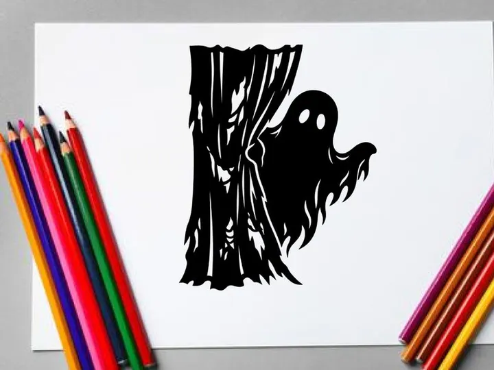 Silhouette hantu seram yang mengintip melalui tirai robek untuk Halloween