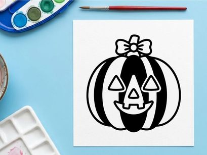 Calabaza de Halloween con cara espeluznante y pajarita. Decoración clásica de calabaza tallada para celebraciones otoñales festivas.