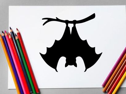 Silhouette eines Fledermaus mit ausgebreiteten Flügeln in Schwarz