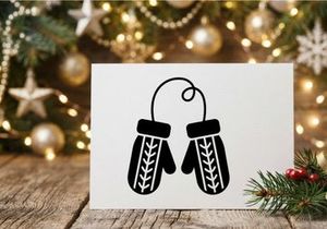 Weihnachtskugeln mit Glöckchen und Schnur