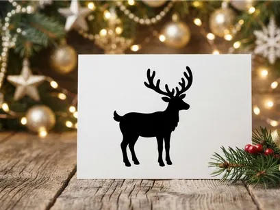 Silhueta preta de uma rena em pé sobre fundo branco para design de Natal.