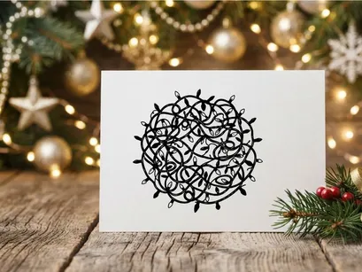 Luces navideñas enredadas aisladas sobre fondo blanco para diseño de decoración navideña.