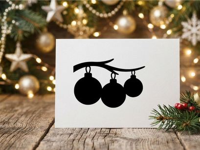 Silhouet hitam hiasan bola natal menggantung di ranting pohon untuk desain hari raya