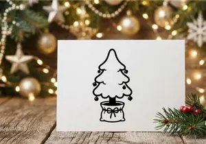 Dekoratives Weihnachtsbaum mit Kugeln und Lichtern für die Weihnachtszeit