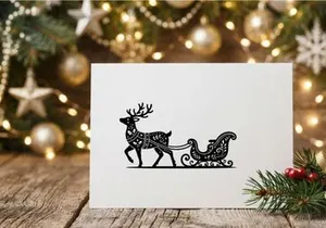 Silueta negra de un reno navideño tirando de un trineo decorativo sobre fondo blanco.