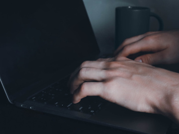 Man hands with blank laptop screen closeup concept image preview picture