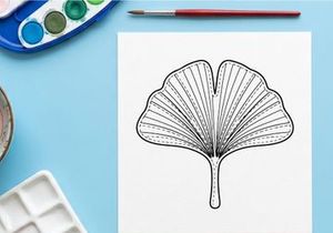 Pemandangan Dekat Daun Ginkgo dengan Bentuk Kipas yang Unik. Ilustrasi Botani Daun Pohon Ginkgo untuk Pecinta Alam dan Tanaman