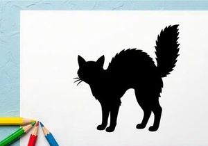 Silhouette einer Katze mit flauschigem Schwanz in Schwarz auf weißem Hintergrund