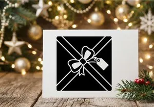 Geschenkbox mit Schleife und Anhänger für Weihnachten oder Feiertagsfeier