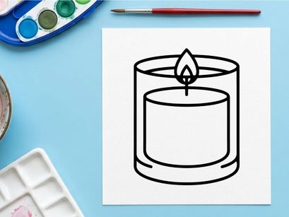 Brennende Kerze in Glas für Halloween-Dekoration. Entzündete Flamme in durchsichtigem Behälter für gruselige saisonale Atmosphäre.