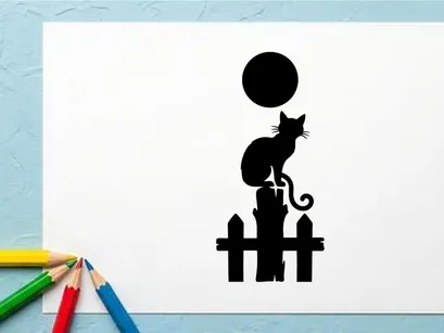 Silhouette de un gato sentado en una valla bajo una luna llena