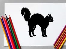 Silhouette einer schwarzen Katze mit flauschigem Schwanz auf weißem Hintergrund