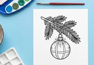 Hiasan Natal buatan tangan dengan globe dan ranting pinus menggantung di pohon liburan yang meriah