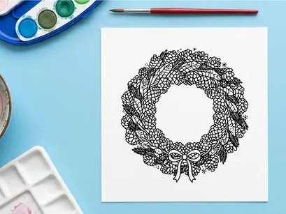 Leerer festlicher Esstisch mit Weihnachtsdekoration