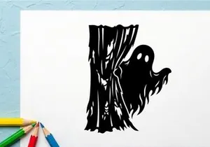 Silhouette hantu seram yang mengintip melalui tirai robek untuk Halloween