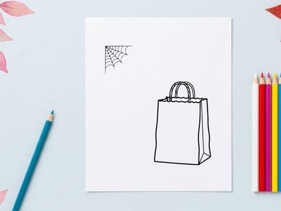 Tas belanja kosong terisolasi di latar belakang putih. Tas kertas minimalis siap untuk desain branding dan kemasan ritel.