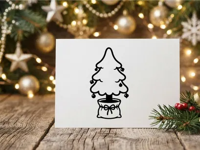 Dekoratives Weihnachtsbaum mit Kugeln und Lichtern für die Weihnachtszeit