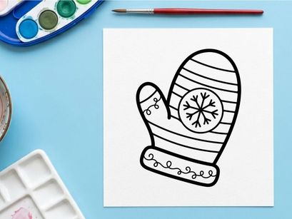Leerer festlicher Esstisch mit Weihnachtsdekoration