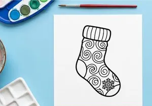 Handgezeichnete weiße Weihnachts-Socke mit festlichen Wirbelmustern und Schneeflocken-Design isoliert auf neutralem Hintergrund