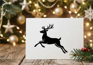Silueta negra de un reno saltando aislado sobre fondo blanco para diseño navideño