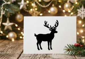 Siluet hitam rusa yang berdiri di latar belakang putih untuk desain Natal.