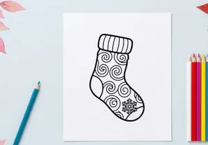 Handgezeichnete weiße Weihnachts-Socke mit festlichen Wirbelmustern und Schneeflocken-Design isoliert auf neutralem Hintergrund