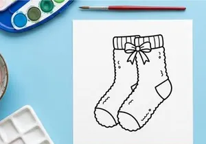 Handgezeichnete Weihnachts-Socke mit Schneeflocke und Schleife für festliche Deko und Geschenke
