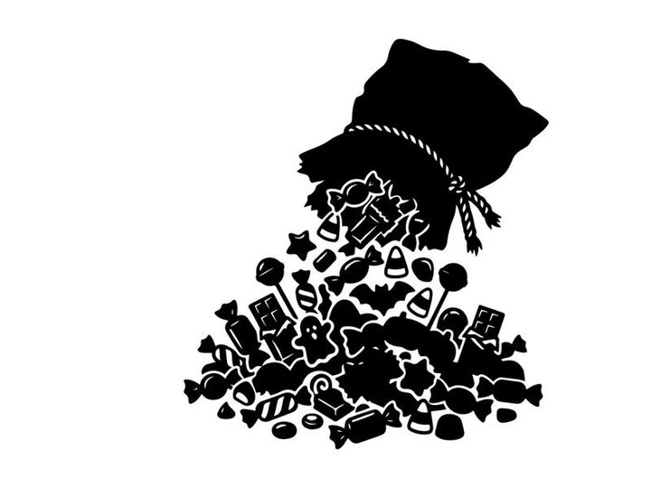 Silhouette de una mujer con sombrero grande y joyería, artístico en blanco y negro