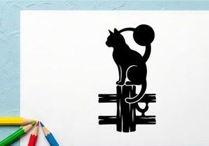 Silhouette seekor unicorn imajinatif yang bertengger di tiang kayu