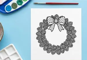 Mesa de comedor festiva vacía con decoraciones navideñas