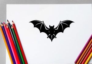 Silhouette eines Fledermaus mit ausgebreiteten Flügeln in Schwarz auf weißem Hintergrund